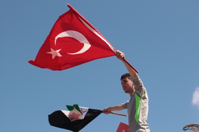 İdlibliler rejimin saldırılarına karşı Türkiye’den yardım istedi